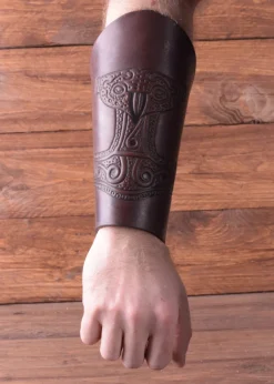 1680853303 - LARP Paire de Protège-Bras Cuir Estampé Mjolnir
