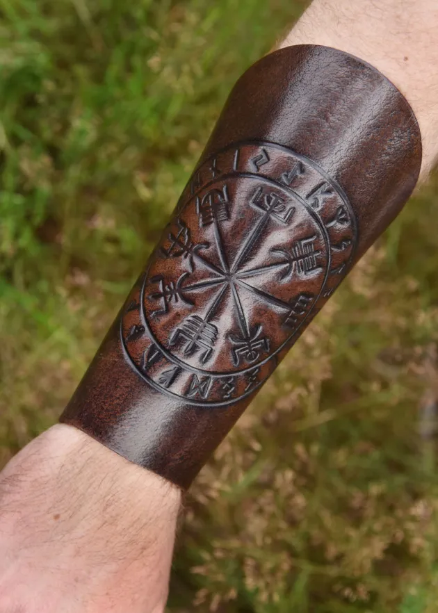 1680000350 - LARP 1 Protège-bras en cuir avec embossage Vegvísir, marron, 1 pièce