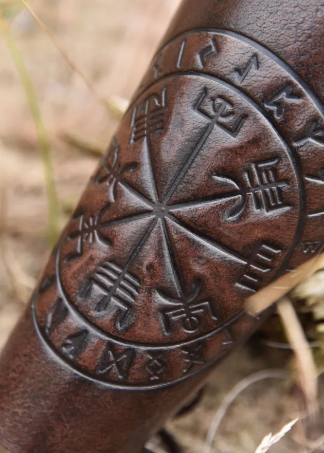 1680000350 - LARP 1 Protège-bras en cuir avec embossage Vegvísir, marron, 1 pièce