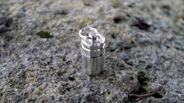 SLUG013 - Slughaus Micro lampe BULL3T Titane